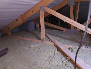 Zateplení stropu bungalovu pomocí foukané izolace